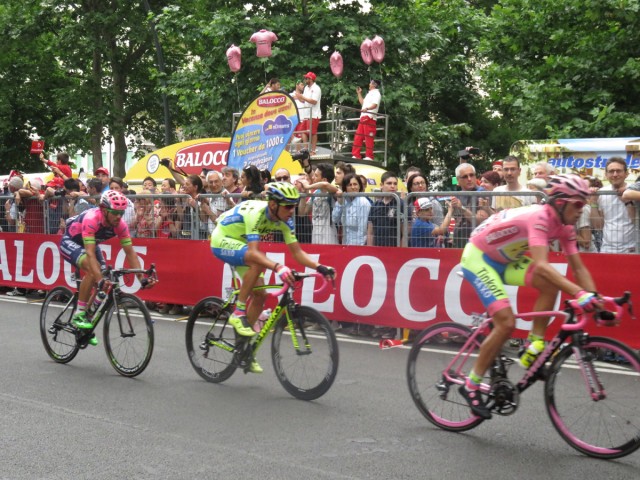 トリノ～ミラノの第2ステージを走り終えるプロトン
