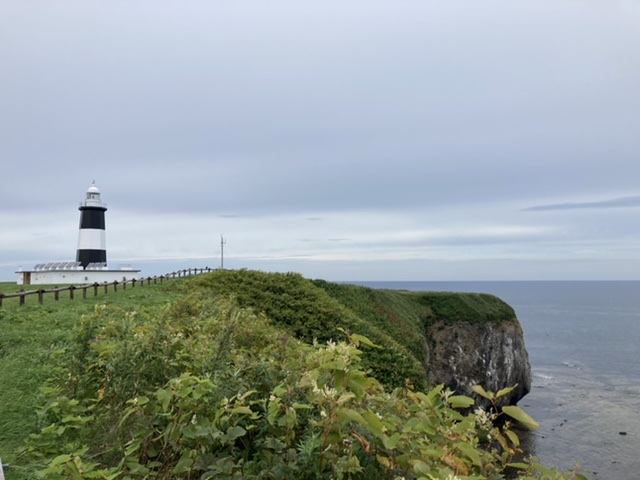 黒、白カラ—の灯台が美しい能取岬