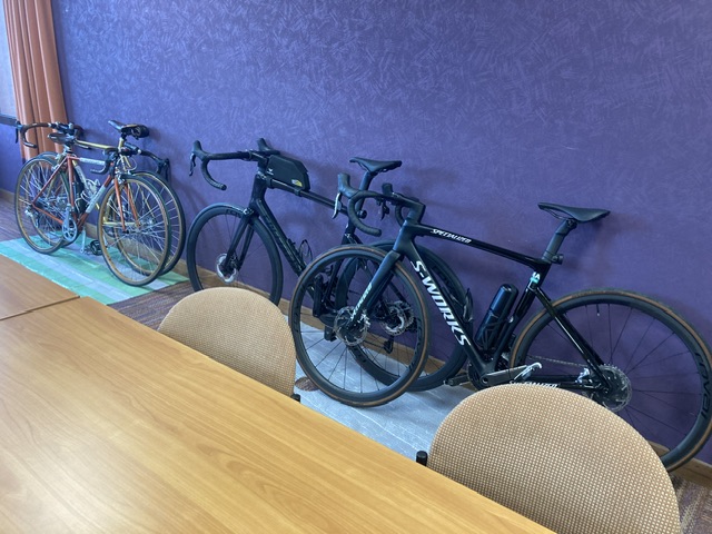 ライドの後は、大切な自転車は会議室に保管です。